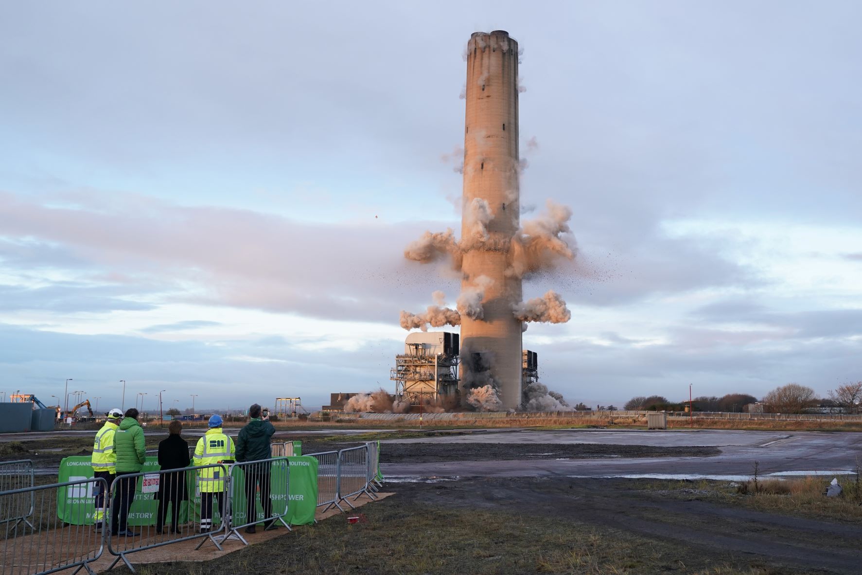 Demolition of Longannet Power Station chimney stack