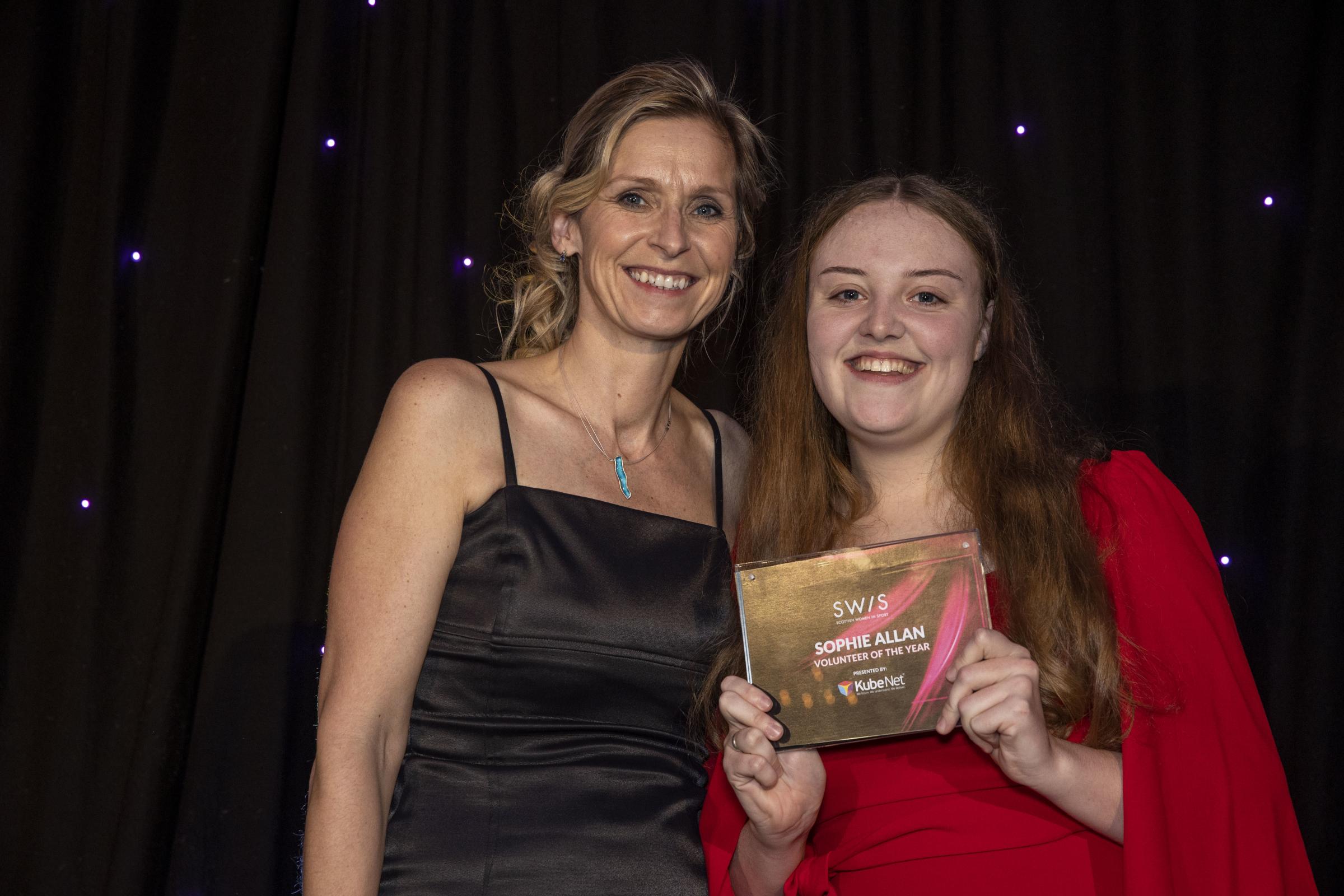 Sophie receives her award from Julie Inglis, Director of sponsor Kubenet. Photo courtesy of Scottish Women in Sport.