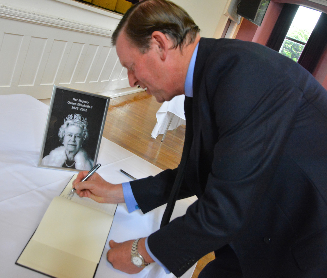 CONDOLENCE: Books of condolence are available in the Wee County and dignitaries are paying tribute after the passing of Queen Elizabeth II - Pictures by Jan van der Merwe