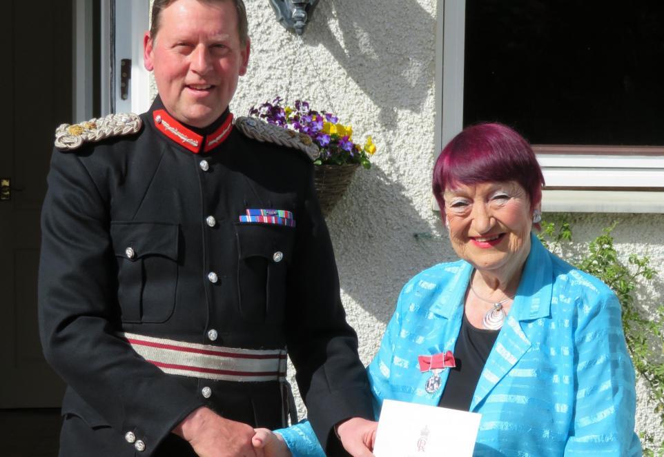 MAY: Kit Gow receives her British Empire Medal from Lord Lieutenant Johnny Stewart. Pictures by Pictures courtesy of Craig Dunbar/Clackmannanshire Lieutenancy.